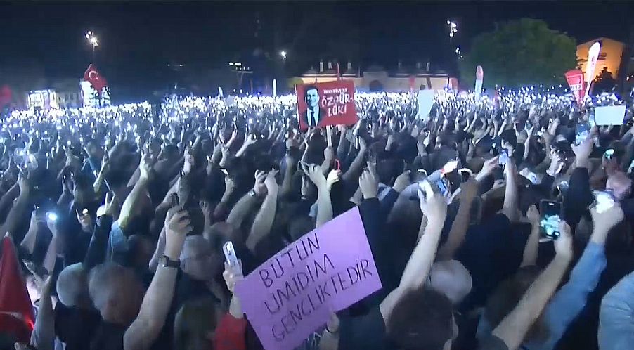 Близо 160 000 в протест на тъмно в подкрепа на арестувания кмет на Истанбул